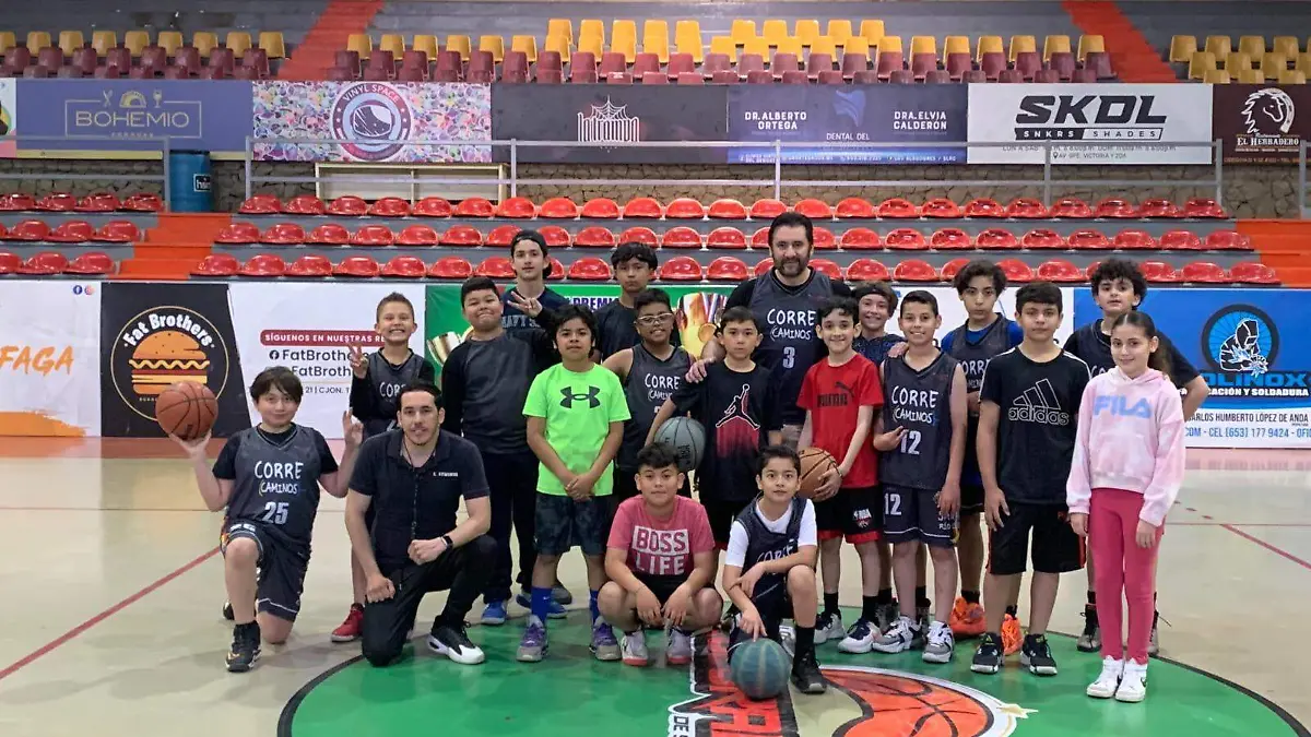 Los pequeños jugadores entrenando para ser mejores